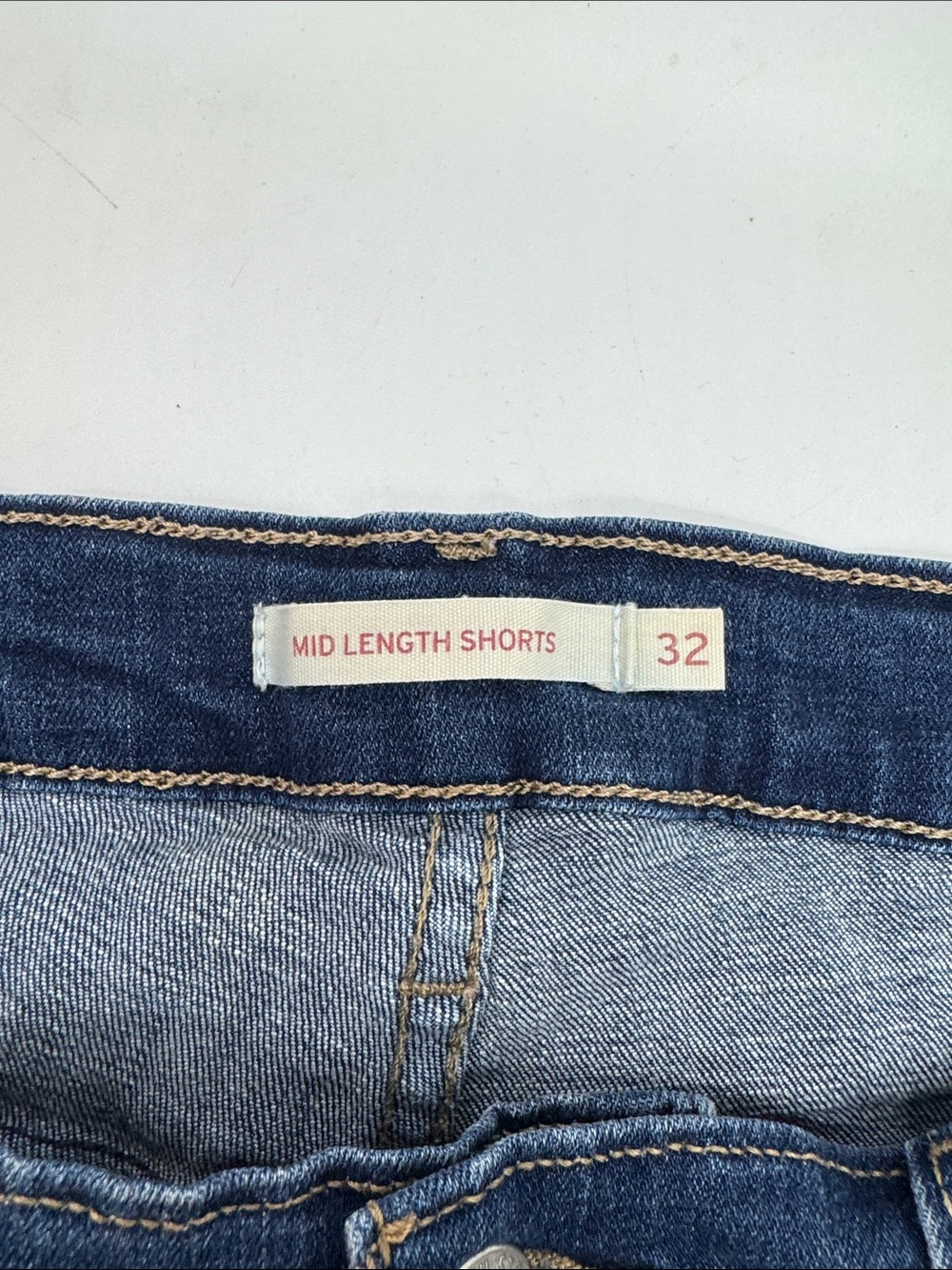 Levis Red Tag Mid Length Shorts Size 32 - Picture 2 of 9